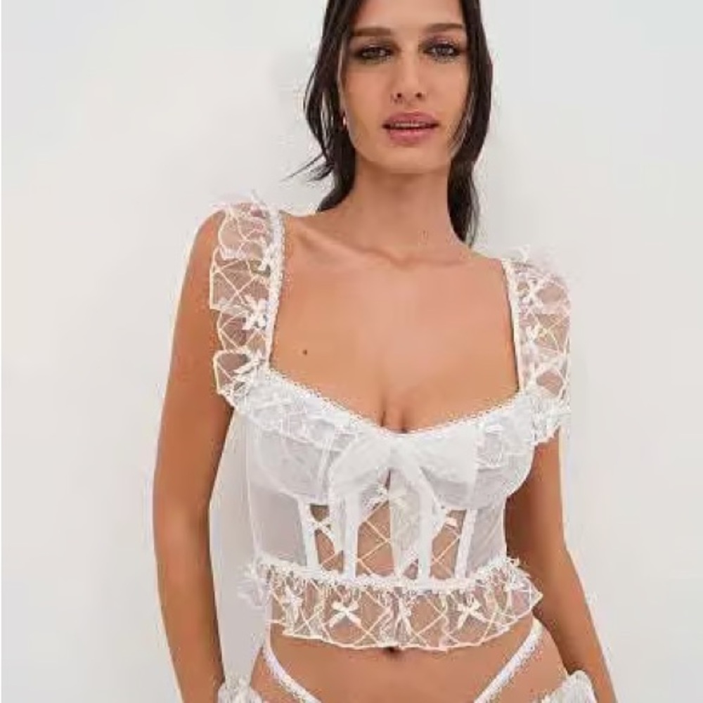 Elegant White Lace Bustier